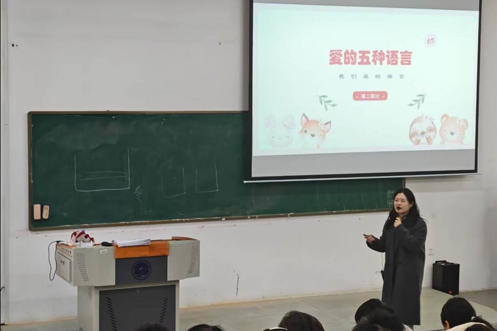 男人和女人站在墙边AI 生成的内容可能不正确。