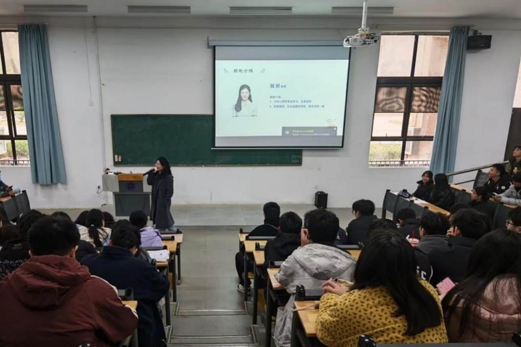 会议室里的人们AI 生成的内容可能不正确。