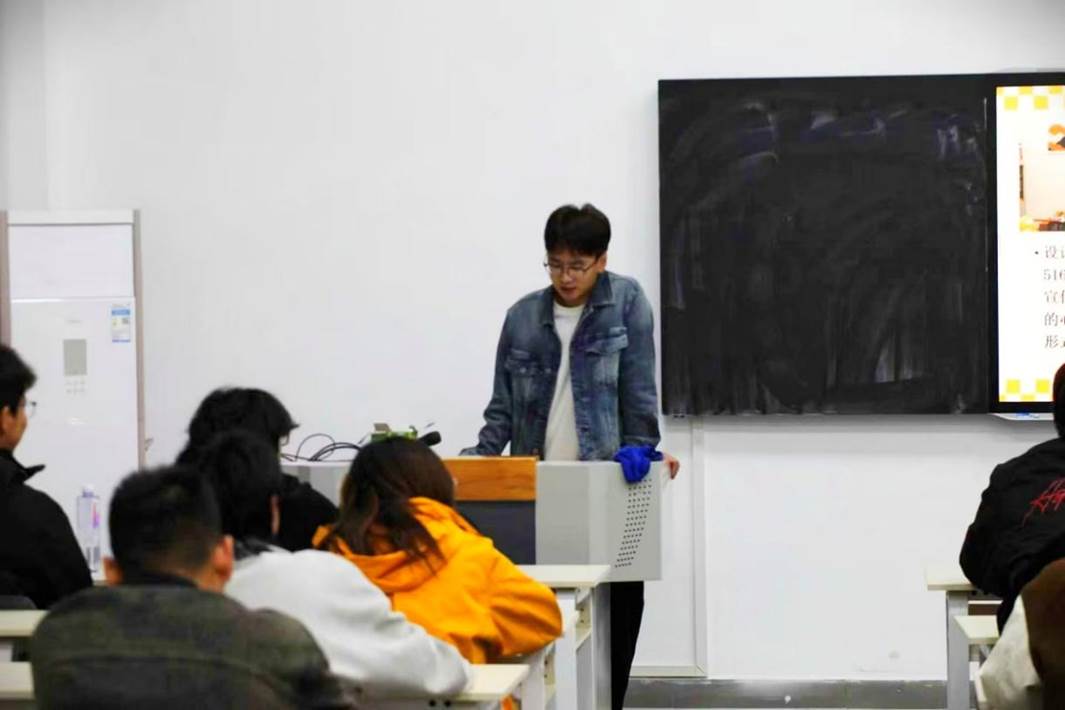 一群人在房间里交谈AI 生成的内容可能不正确。