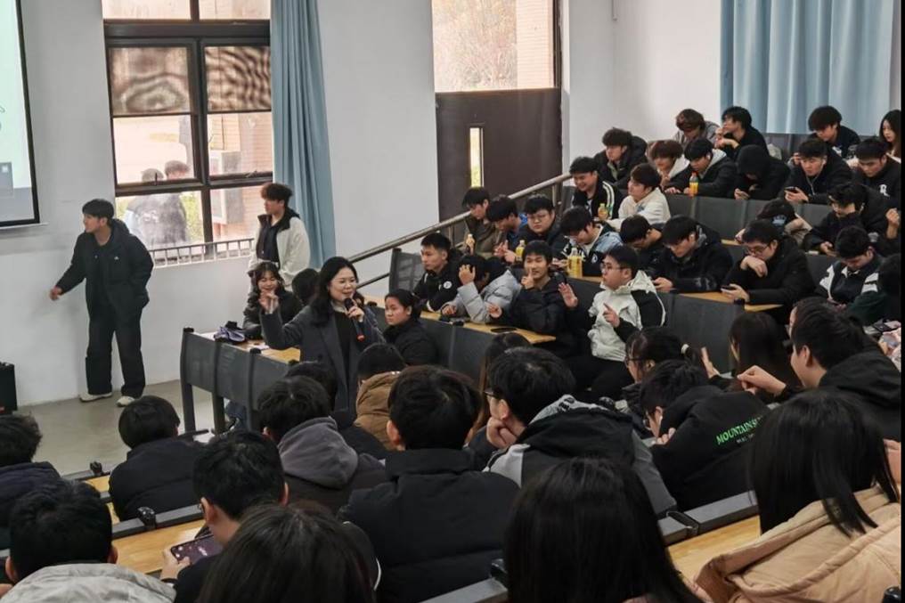 大厅里的人们AI 生成的内容可能不正确。